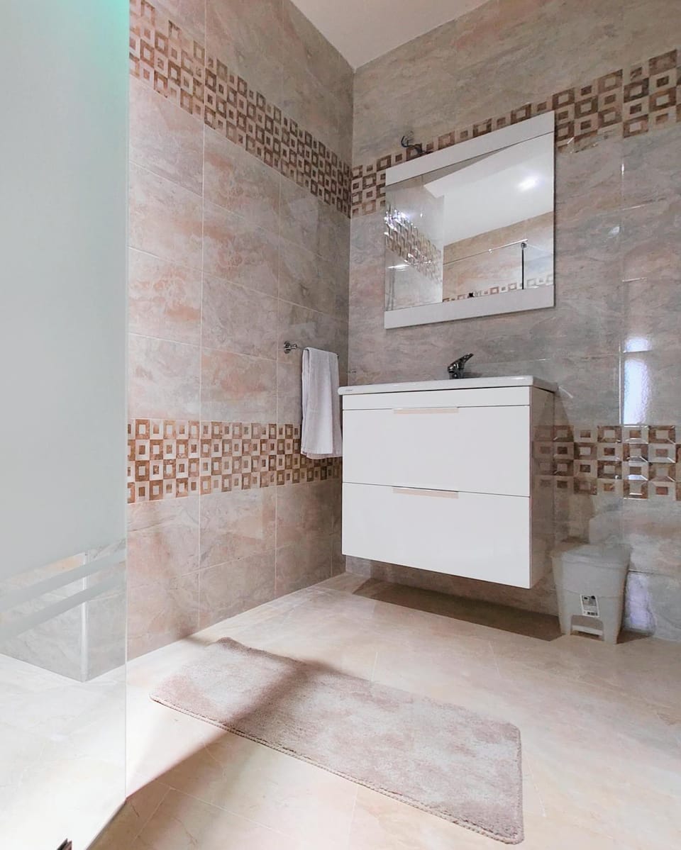 Shower, Toilet, Bathroom, Bath, towels