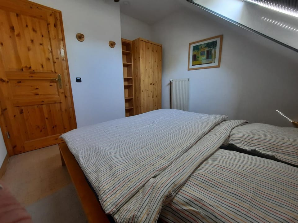Bed, Photo of the whole room, Bedroom, wardrobe