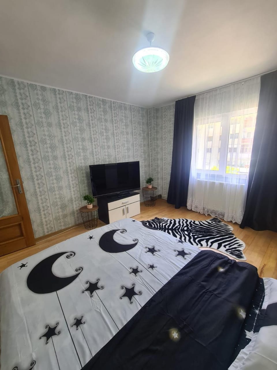 Bed, TV and multimedia, Bedroom