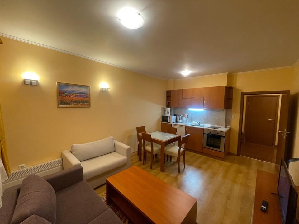 TV and multimedia, Kitchen or kitchenette, Living room, Seating area, Dining area