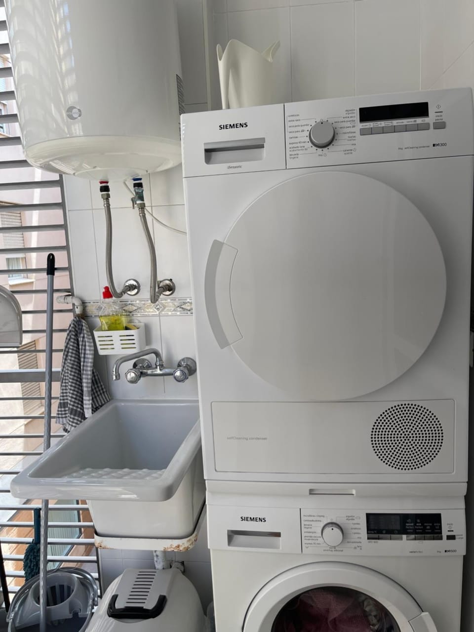 Kitchen or kitchenette, washing machine, dryer