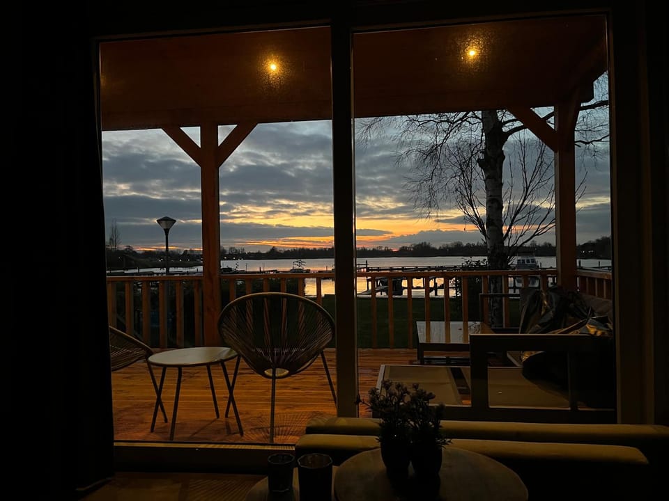 Camping Kleine Belterwijde, Wiede Lodge met uitzicht over het water Apartment in Wanneperveen