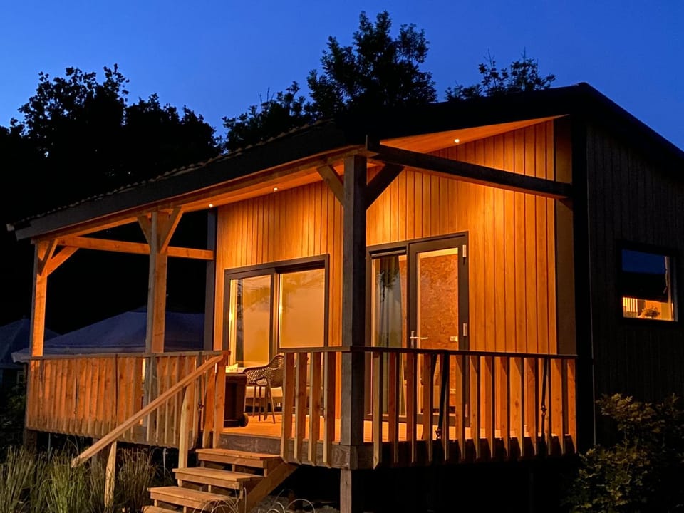 Camping Kleine Belterwijde, Wiede Lodge met uitzicht over het water Apartment in Wanneperveen