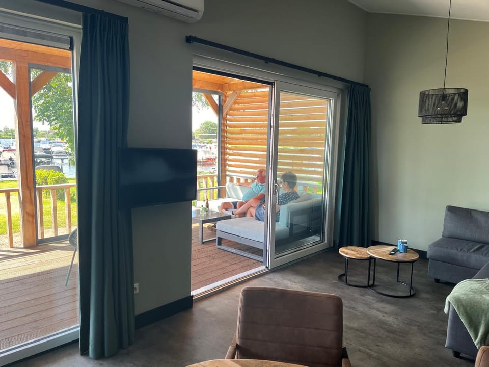 Camping Kleine Belterwijde, Wiede Lodge met uitzicht over het water Apartment in Wanneperveen