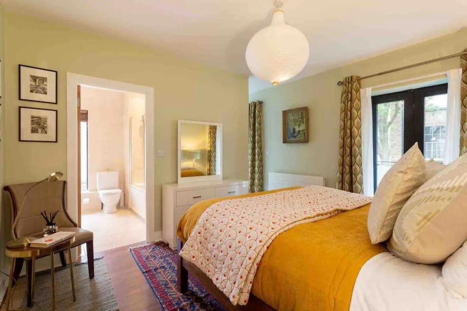 Spectacular 2 Bedroom Apartment with Sunny Garden & Terrace Bed and Breakfast in Dublin