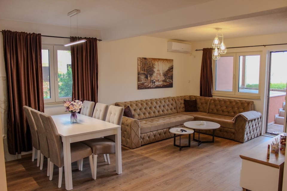 Living room, Seating area, air conditioner