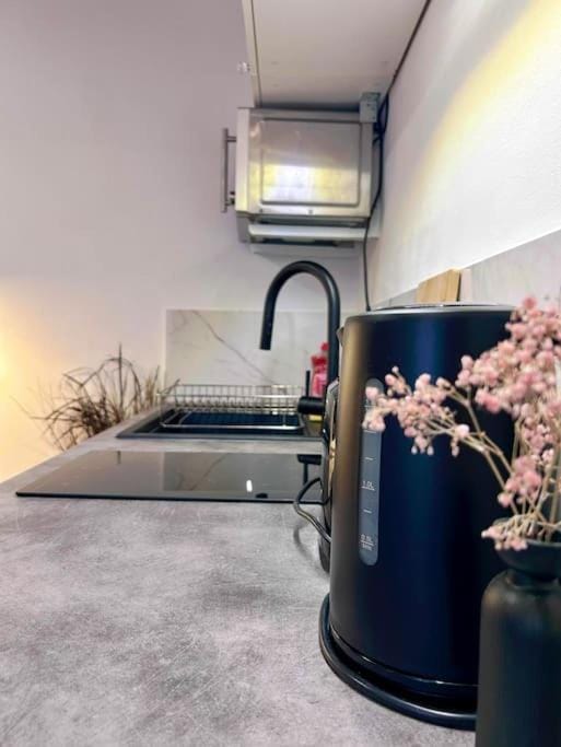 minibar, stove