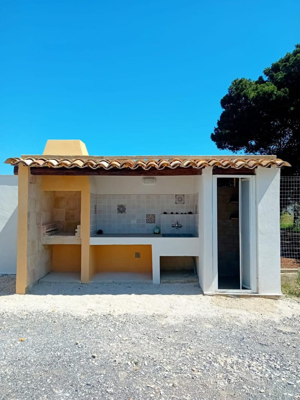 Property building, BBQ facilities, BBQ facilities
