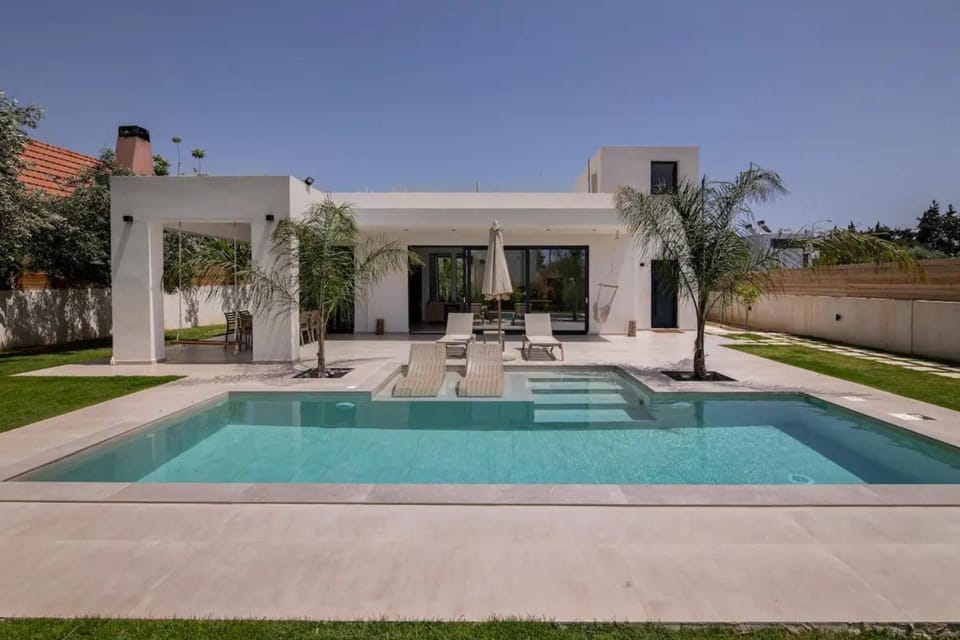 Property building, Swimming pool, sunbed, sunbed