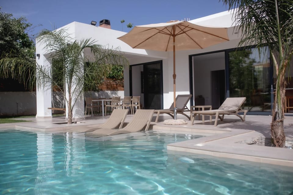 Property building, Patio, Day, Swimming pool, Swimming pool, sunbed