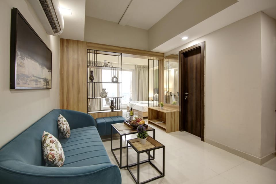 Bed, TV and multimedia, Living room, Photo of the whole room, Seating area, Bedroom