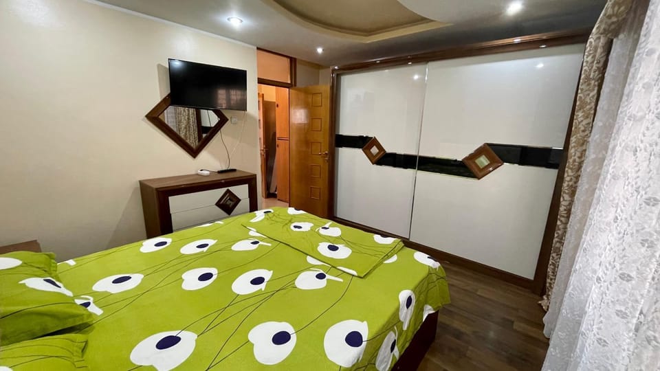 Bed, TV and multimedia, Photo of the whole room, Bedroom