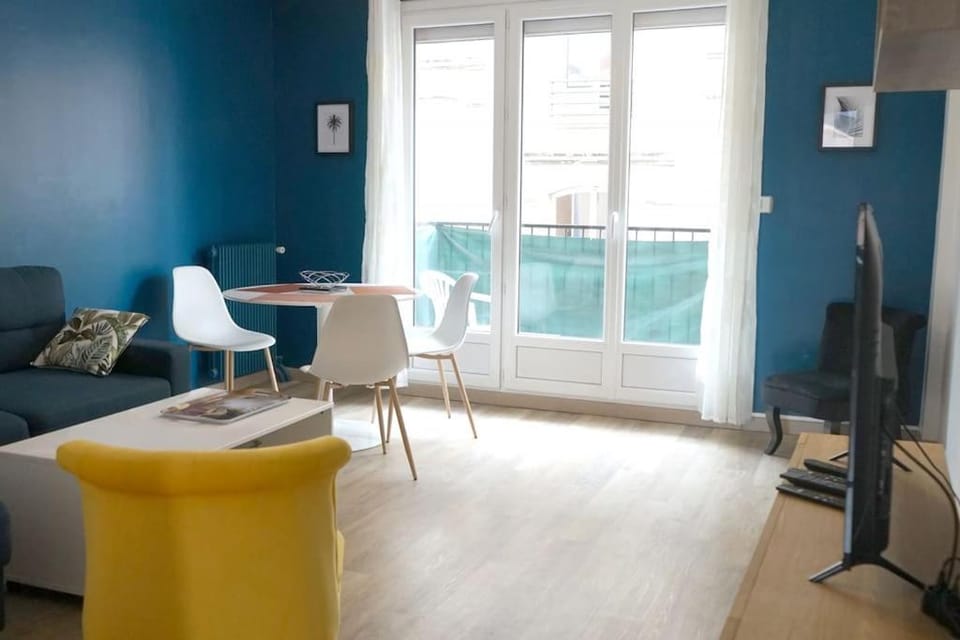Nearby landmark, TV and multimedia, Balcony/Terrace, Living room, Seating area, Dining area, furniture, heating, internet, storage
