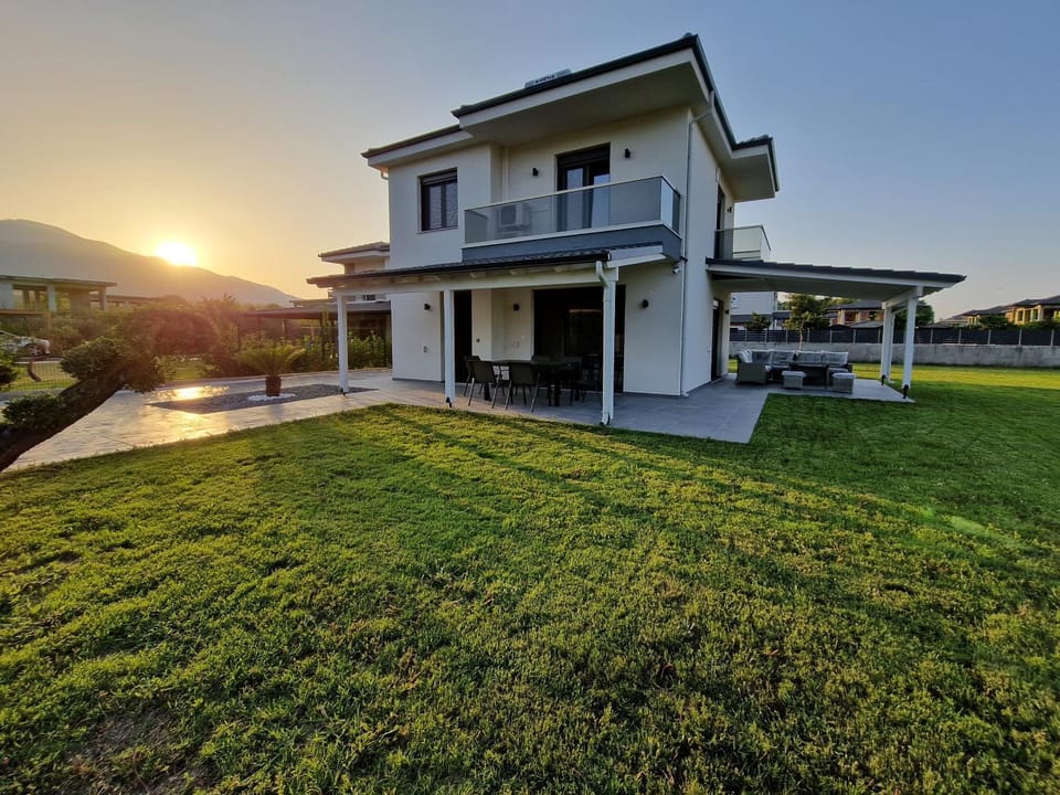 Property building, Garden, Garden, Garden view, Mountain view, Sunrise, Sunset