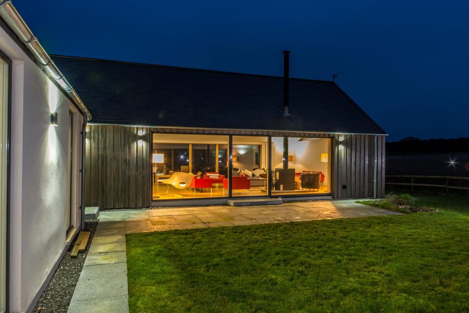 The Den, Architect Designed Barn, Beautiful Location Villa in Scotland