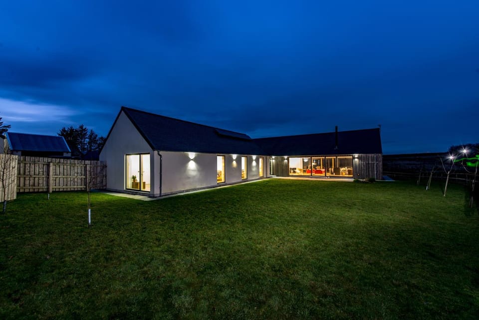 The Den, Architect Designed Barn, Beautiful Location Villa in Scotland