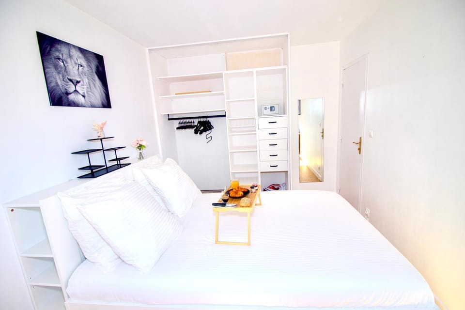 Bed, Bedroom, towels, wardrobe