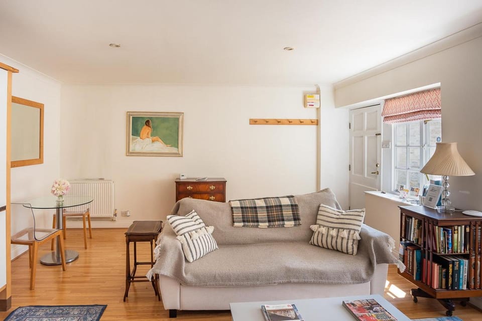 The Cottage Hankerton Priory Apartment in Cotswold District