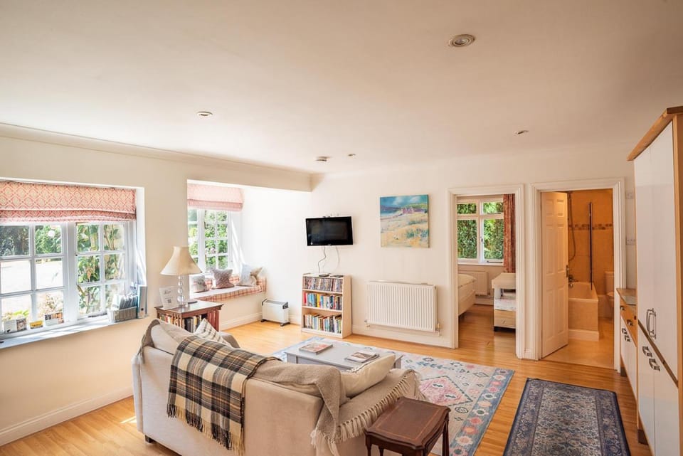 The Cottage Hankerton Priory Apartment in Cotswold District