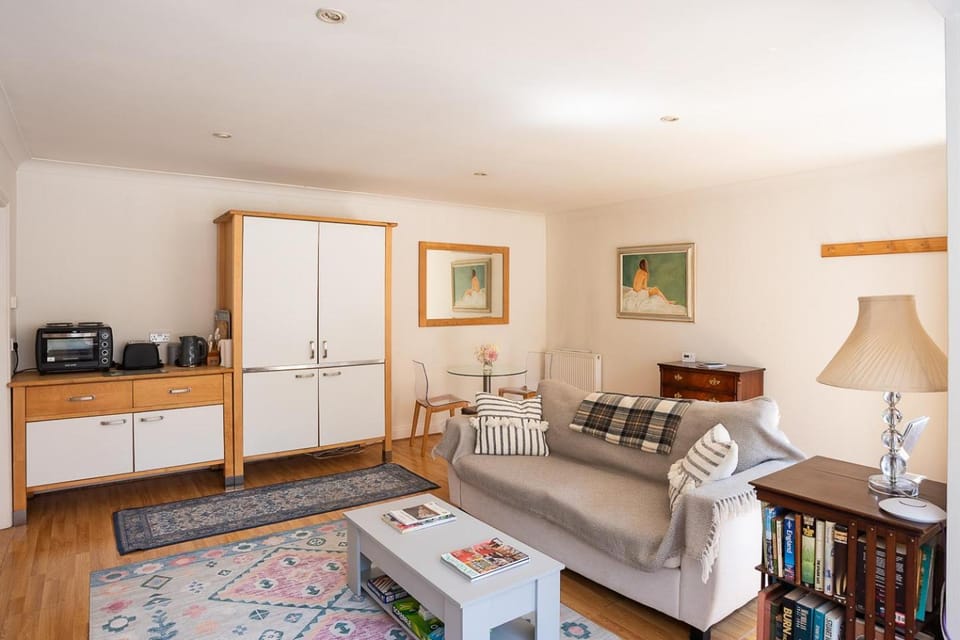The Cottage Hankerton Priory Apartment in Cotswold District
