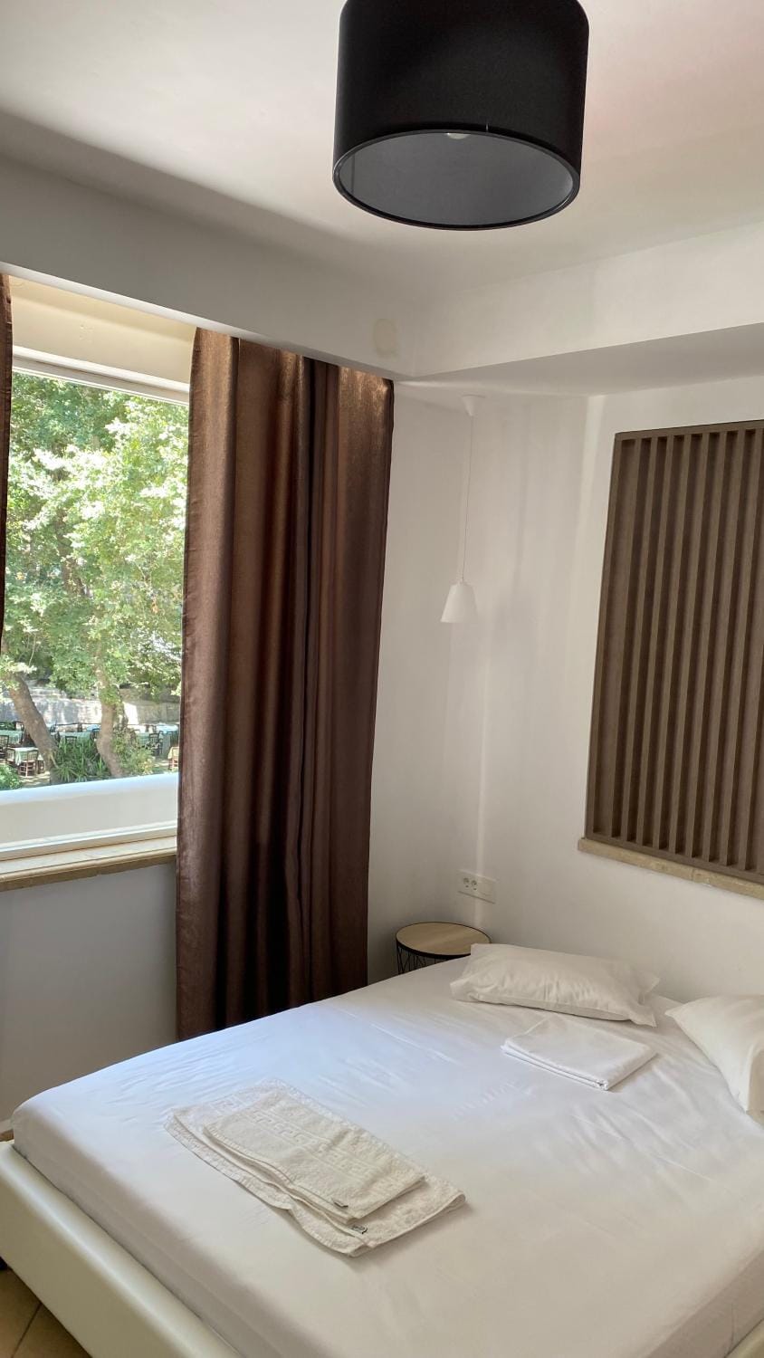 Photo of the whole room, towels