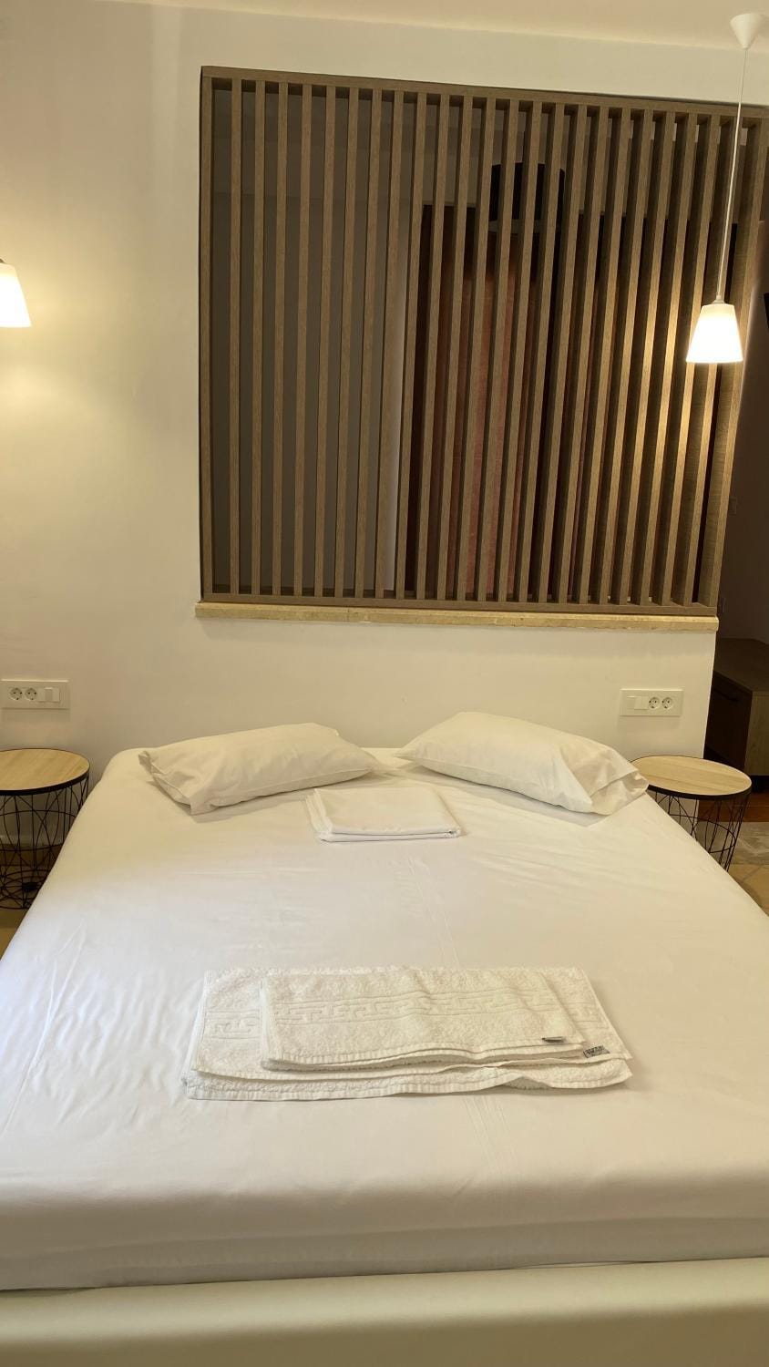 Bed, towels