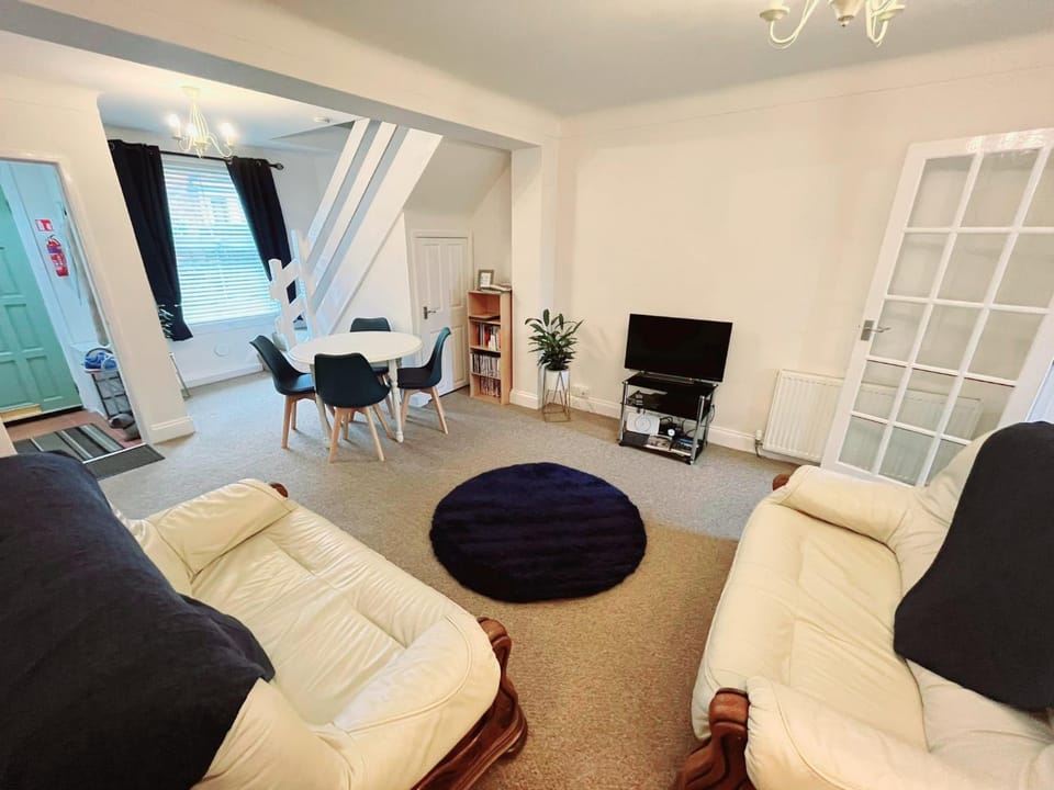 TV and multimedia, Living room, Seating area, Evening entertainment