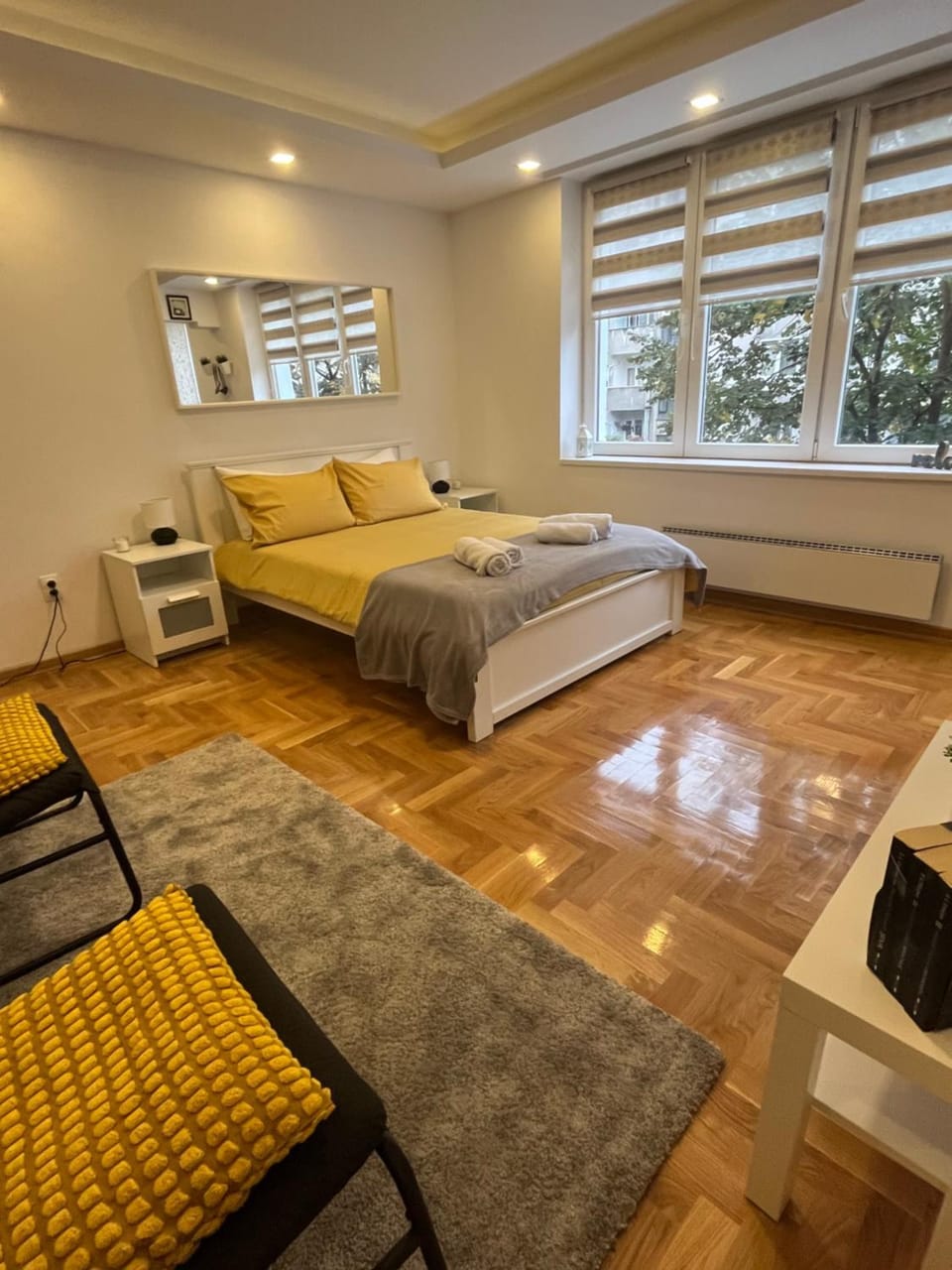 Bed, Photo of the whole room, Seating area