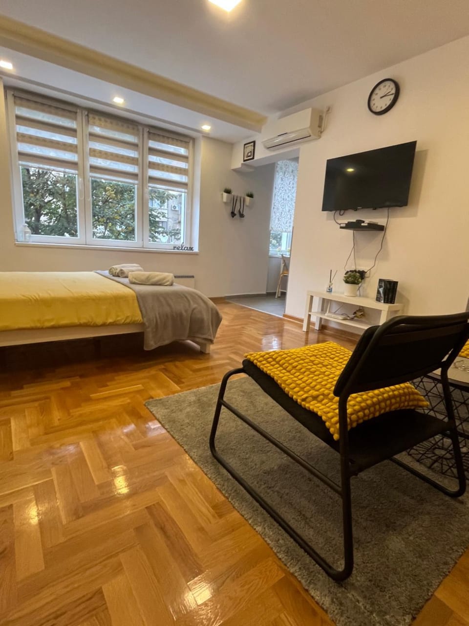 Bed, TV and multimedia, Seating area, hair dresser, air conditioner