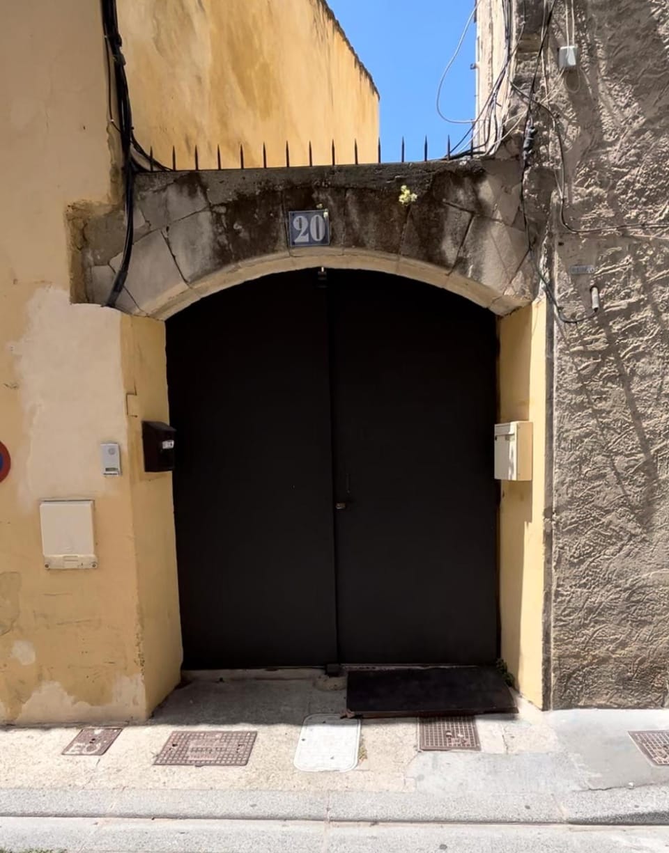 Property building, Facade/entrance, Day