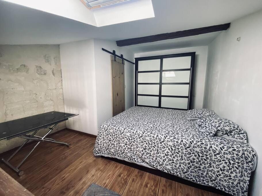 Bed, Photo of the whole room, Bedroom