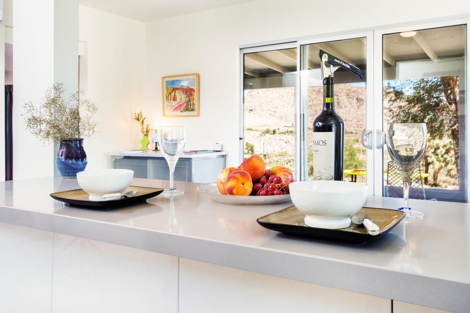 Joshua Tree Dream Weaver hot tub & National Park House in Southern California