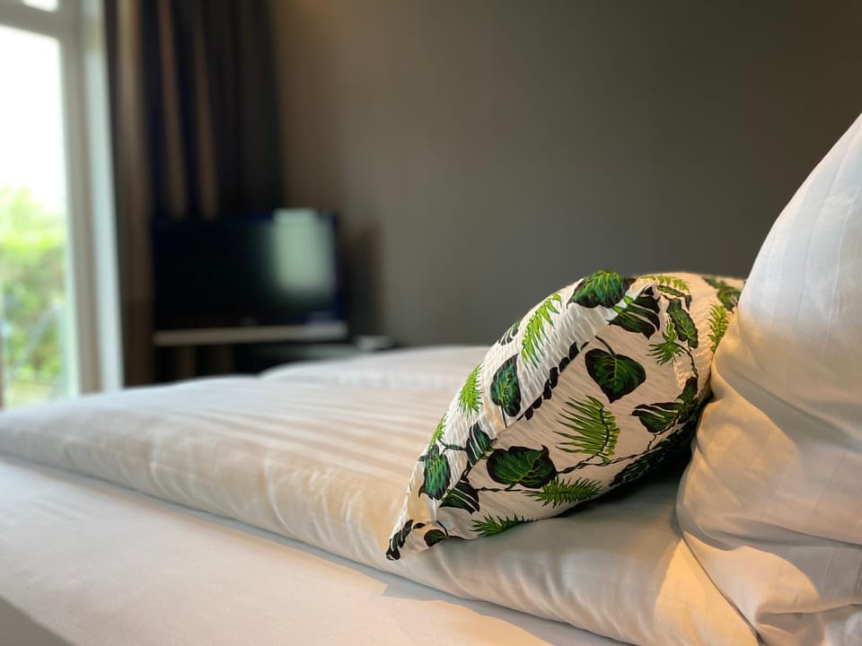 Bed, TV and multimedia, Bedroom