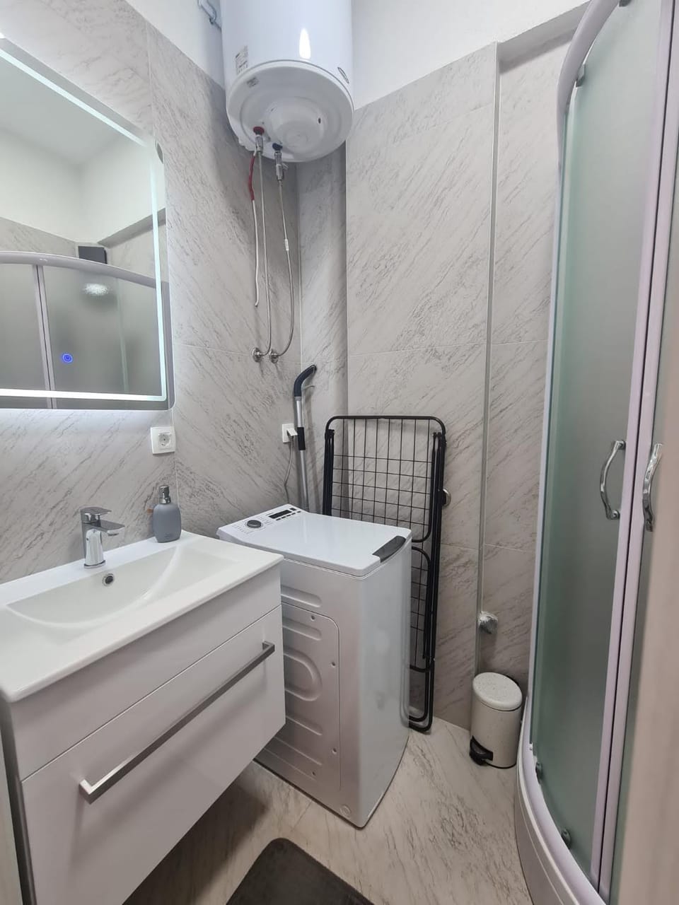 Shower, Toilet, Bathroom, towels, washing machine