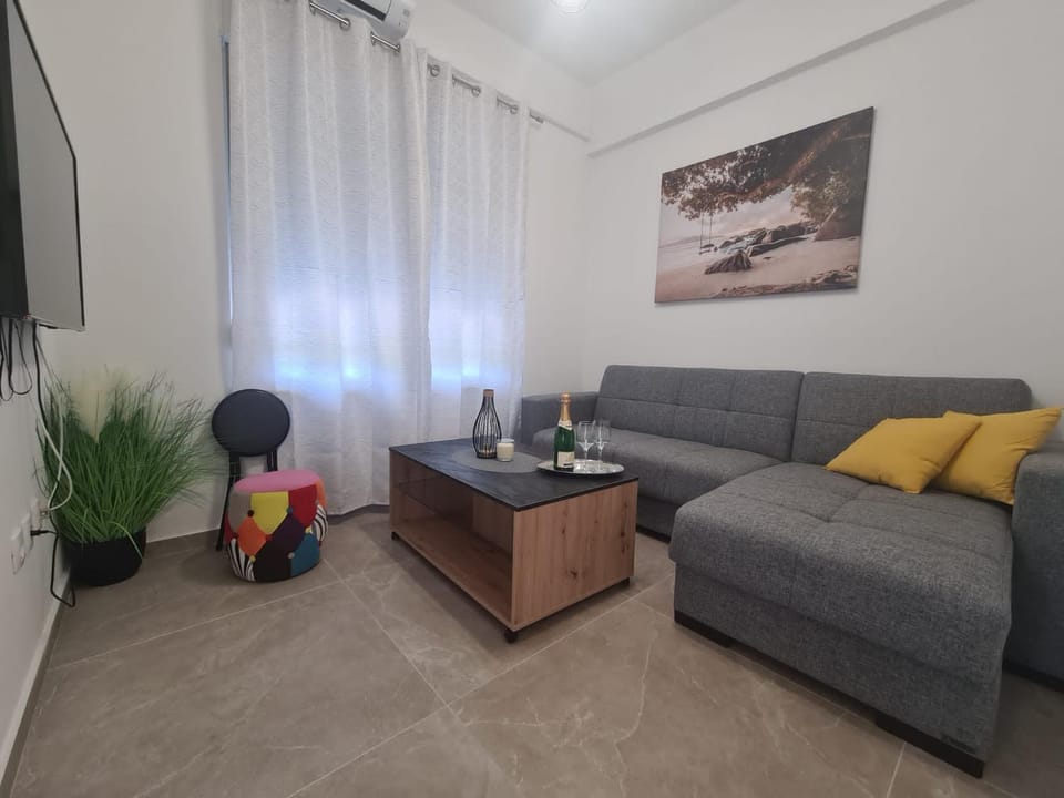 TV and multimedia, Living room, Decorative detail, Seating area