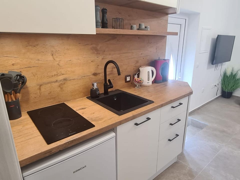 Coffee/tea facilities, Kitchen or kitchenette, minibar, stove