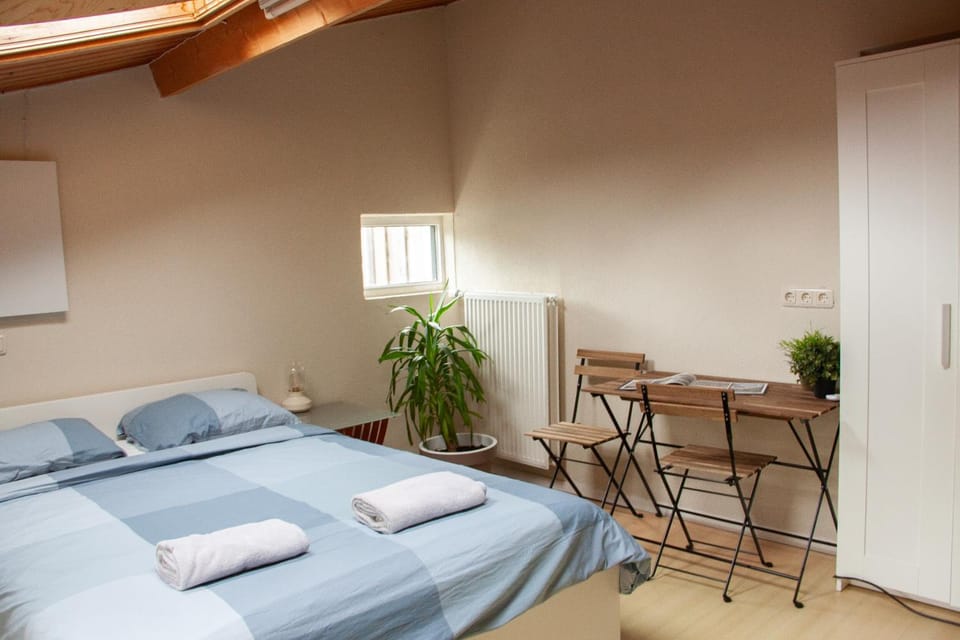 Photo of the whole room, Bedroom, Pets, pet friendly, towels
