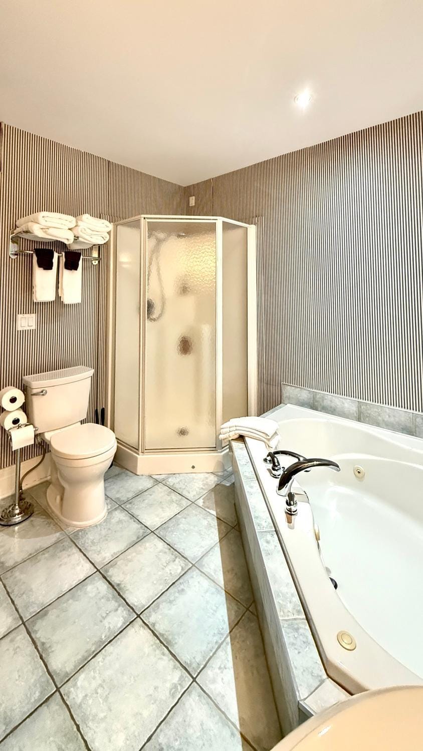 Adorable 2-bedroom unit with jacuzzi beside falls House in Niagara Falls