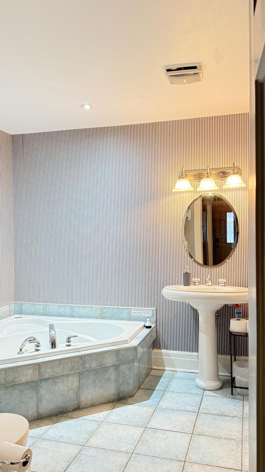 Adorable 2-bedroom unit with jacuzzi beside falls House in Niagara Falls