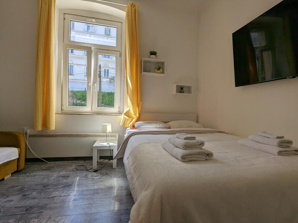 Bedroom, towels