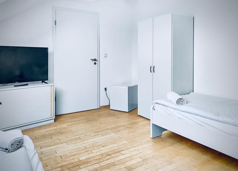 Bedroom, locker, locker, oven, wardrobe