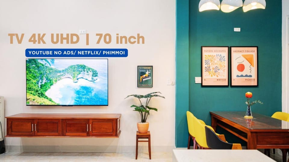 Communal lounge/ TV room, Karaoke, TV and multimedia, Living room, Seating area, Evening entertainment, Evening entertainment