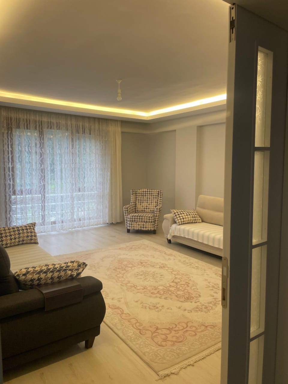 Photo of the whole room, Seating area