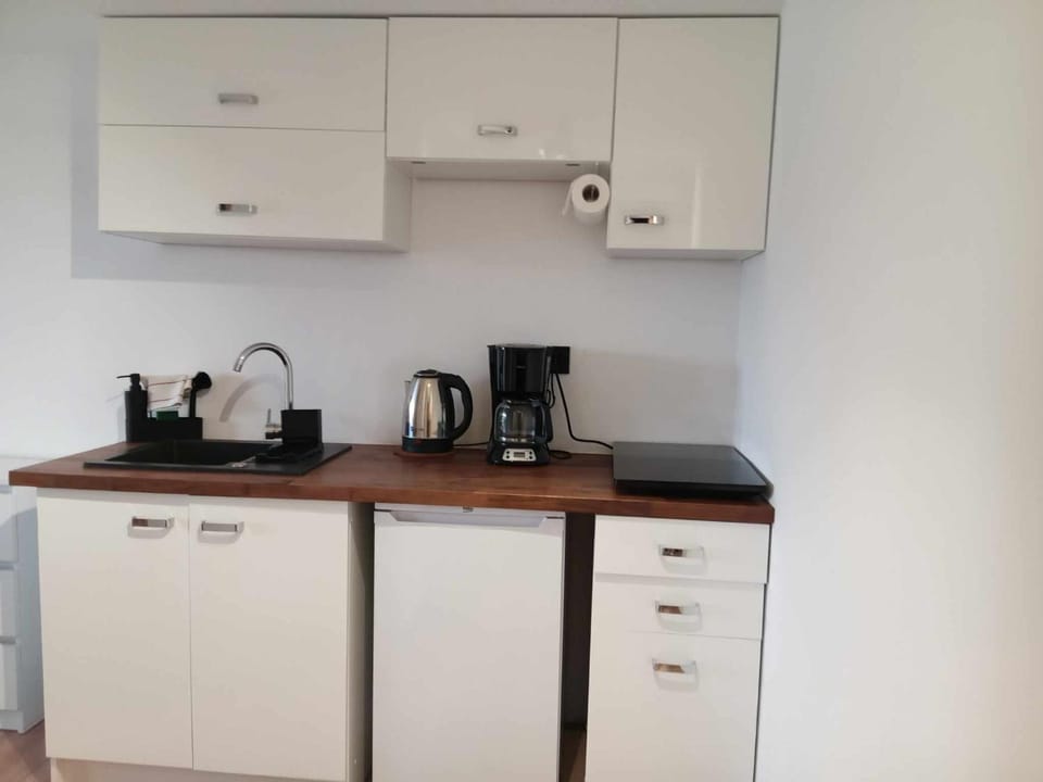 Coffee/tea facilities, Kitchen or kitchenette, stove