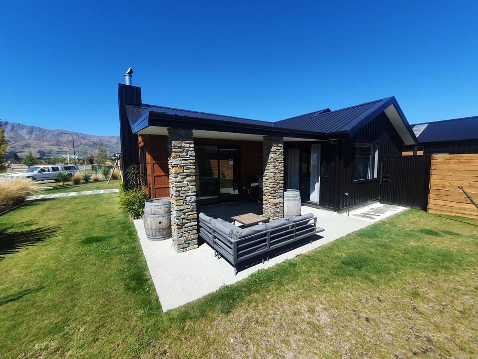 Property building, Patio, Natural landscape, BBQ facilities, Garden, Balcony/Terrace, Garden view, Mountain view