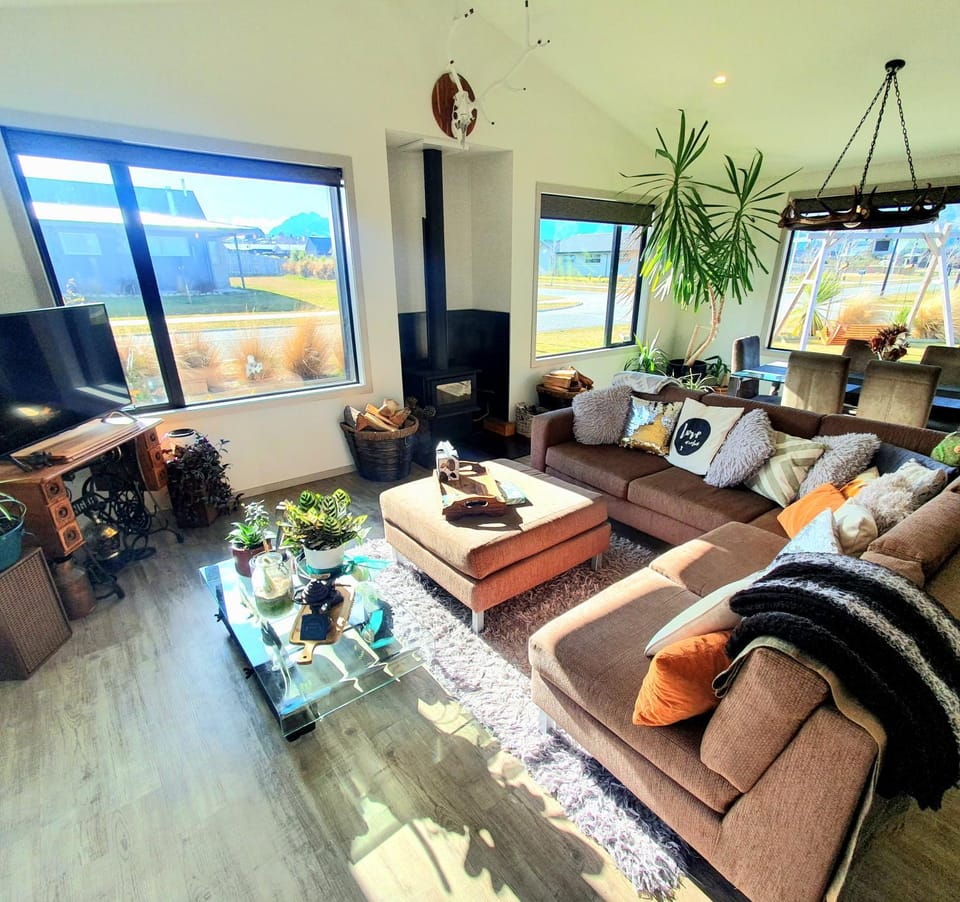 Communal lounge/ TV room, TV and multimedia, Living room, Seating area, Evening entertainment