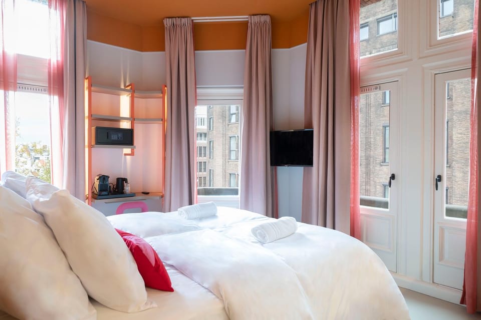 Bed, TV and multimedia, Photo of the whole room, Bedroom, towels