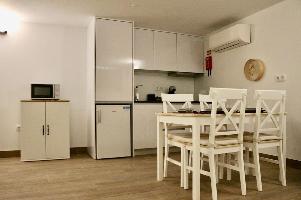 Kitchen or kitchenette, Dining area, minibar, stove, air conditioner