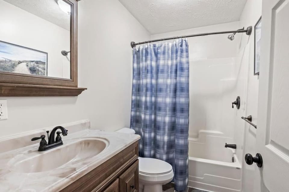 Hot Tub! LRG Home! Sleeps 20!Near Ithaca! Dogs OK Apartment in Cayuga Lake