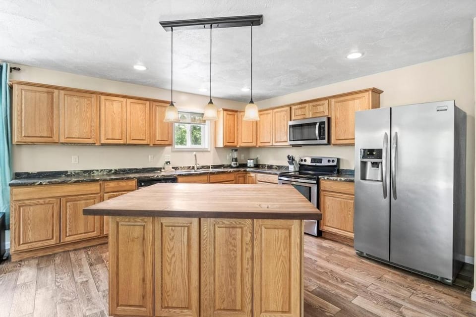 Hot Tub! LRG Home! Sleeps 20!Near Ithaca! Dogs OK House in Cayuga Lake